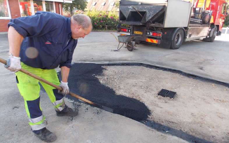 Dansk Overfladebelægning reparerer huller og revner i asfaltbelægningen i Middelfart kommune, så borgerne kan færdes sikkert