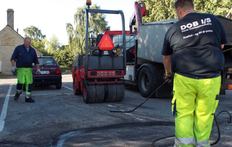 Dansk Overfladebelægning lapper huller i belægningen på veje, stier og pladser overalt i landet. 