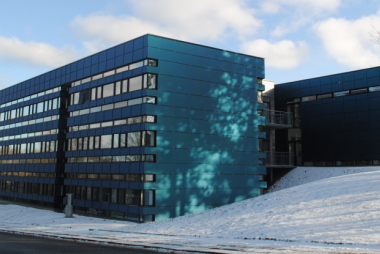 Boligforeningen Ringgaarden skaber bæredygtige boliger og afprøver nye metoder, SolarLab har udviklet og produceret facadebeklædningen der lige er monteret på en af gavlene i Trige, nord for Aarhus. 