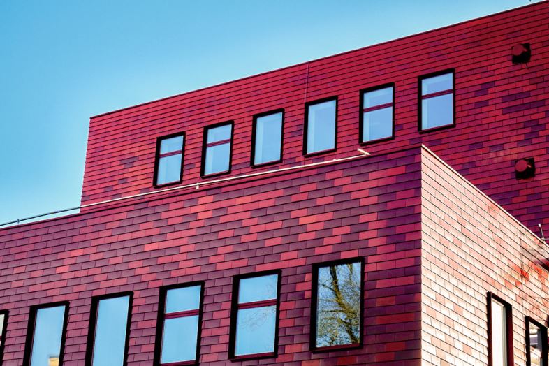 C2 Elements - Danmarks første facade med glaserede Rustikotta Fjeldpanel i flere nuancer 