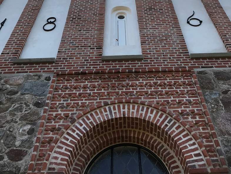Tegulaz - Håndlavede mursten til Hjalerup Kirke