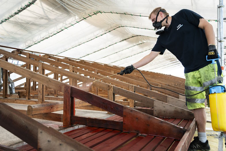 Fiberbinder® er med til at gøre det mere trygt for håndværkerne at bevæge sig og arbejde på asbestsanerede loftsarealer