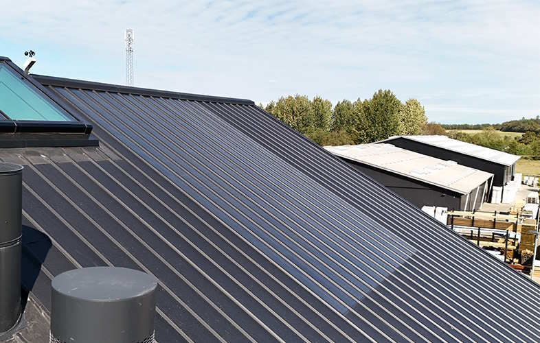 Areco tilbyder også solceller i 4800 mm længder til direkte klæbning på netop pandepladen