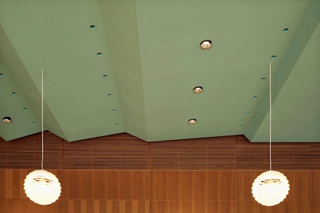 Akustikloft i festsalen på Århus Statsgymnasium