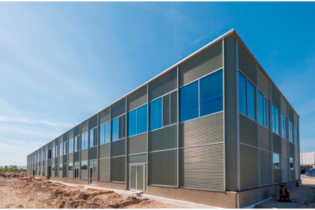 Opførelse af mandskabs- og parkeringsfacilieter