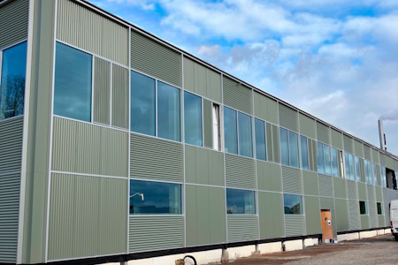 Opførelse af mandskabs- og parkeringsfacilieter