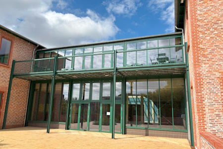 Opførelse af undervisningsfaciliteter til hospital