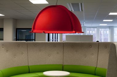 Hood er en dekorativ måde at belyse kontorer på fra Fagerhult