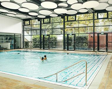 Nu findes der for første gang en komplet akustisk løsningspakke til svømmehaller, vandlande og pool-områder