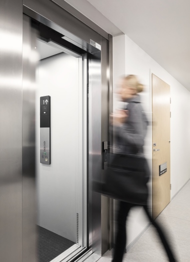 Hoveddøre, elevatorer og informationsskærme integreret i ét system
