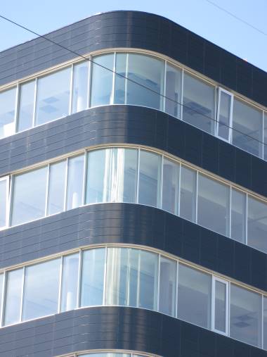 Til begge bygningsafsnit har C2Elements leveret de keramiske facadetegl i en letvægsversion