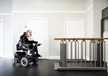 Én samlet løsning til både gående og kørestolsbrugere i en smal korridor