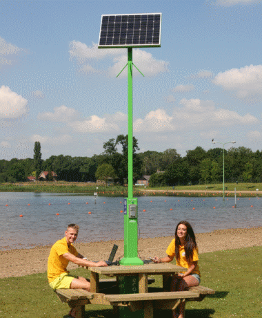 ECOTAP Model Z er en ladestander der kan udstyres med bord eller bænk i træ, 