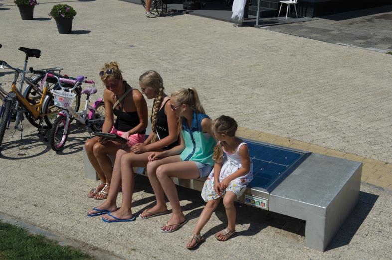 Oplad din mobiltelefon eller el-cykel på en bænk i parken eller ved domicilet