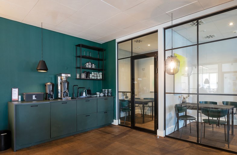 DEKOs glasvægge danner rammen for arbejdsmiljøet i nye kontorhoteller