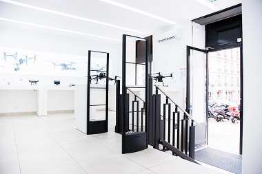 Trappeliften FlexStep fra Liftup skaber tilgængelighed i DJI Store Paris