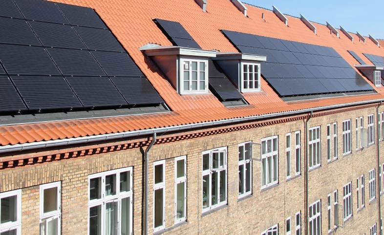 Ny batteriløsning til boligforeninger udnytter solenergien bedre og sparer på elregningen