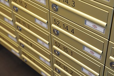 Gyldne Renz postkasser i ypperligt, bæredygtigt selskab | Byggematerialer.dk
