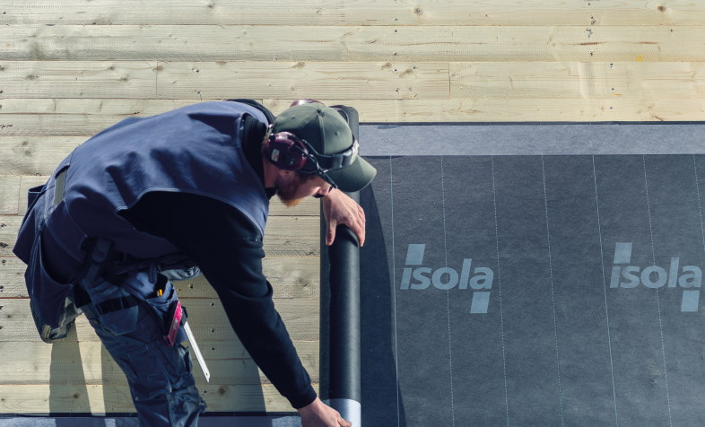 Hos Isola ser man fordelene i et tæt samarbejde med tagleverandører af stålpladetag