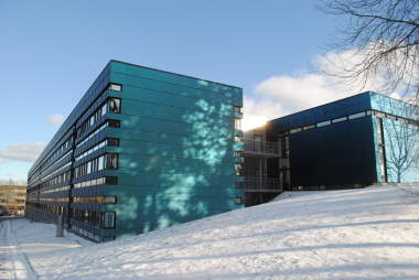 SolarLab har leveret den ny solcellefacade til kontorbygningen på Grøndalsvej i Viby