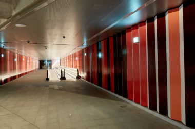 Den højrøde glasur på det dobbelthøje rum ved perronerne er stationens pejlemærke og en inspirerende hverdagsoplevelse
