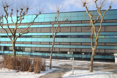Boligforeningen Ringgaarden skaber bæredygtige boliger og afprøver nye metoder, SolarLab har udviklet og produceret facadebeklædningen der lige er monteret på en af gavlene i Trige, nord for Aarhus. 