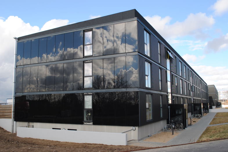 SolarLab har leveret den ny solcellefacade til kontorbygningen på Grøndalsvej 1 i Viby. Den nye facade der er et ægte BIPV system og fungerer som bygningens vejrbestandige regnskærm, er tegnet af Schmidt Hammer Lassen Architects