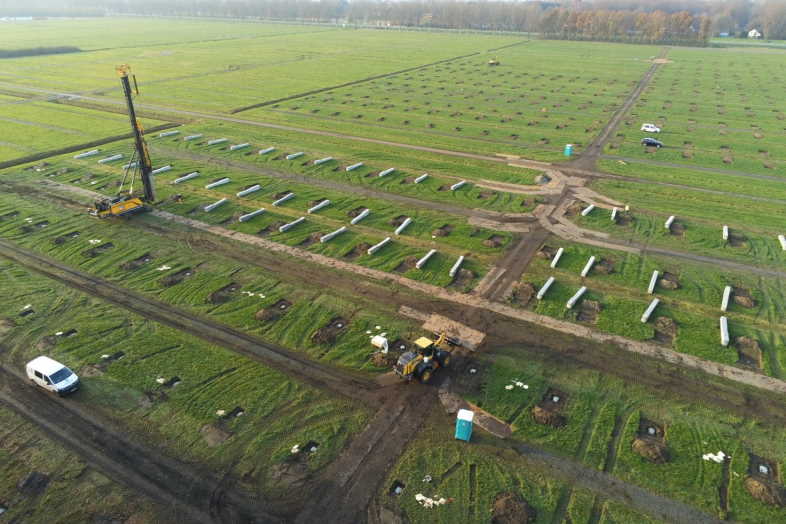 Installation af Centrum Pæle’s MFP i Biddinghuizen, Holland. Pælene vil danne fundament til de overdækkede master, som både beskytter de parkerede biler mod vind og vejr, men også bærer de 90.000 solpaneler, der monteres ovenpå masterne