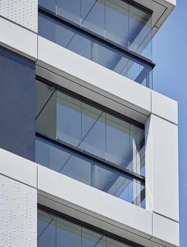 For at man også på de øverste etager fuldtud kan bruge altanerne besluttede Skylines bygherre, Bülow-AG, sig for vejrbeskyttelse i helglas, der samtidig beskytter mod støj