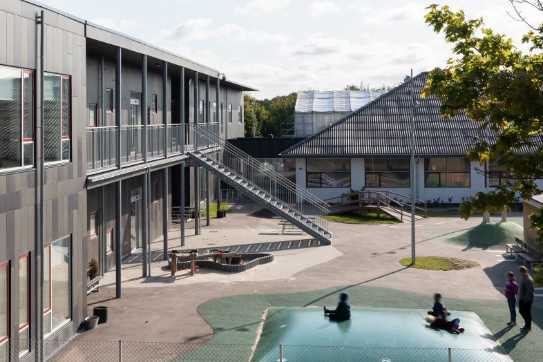 Skole i Aalborg får tiltrængt overhaling med skræddersyet facadeløsning