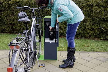 VELO-CONNECTOR parkeringssystemet kombinerer flere funktioner på samme tid. Det er både en ladestation til en eller flere el-cykler