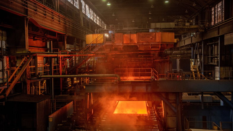 Rødglødende stålplader, høje temperaturer, vanddamp og partikler gør miljøet hos NLMK DanSteel vanskeligt for branddetektering