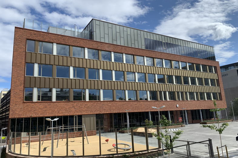 Ruseløkka skole i Oslo med en kombination af tegl og BiPV-beklædning i shingles