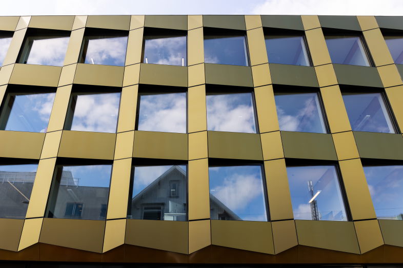 Breidablikkgården - det nye fylkeshuset i Haugesund bidrager med sine gyldne facader