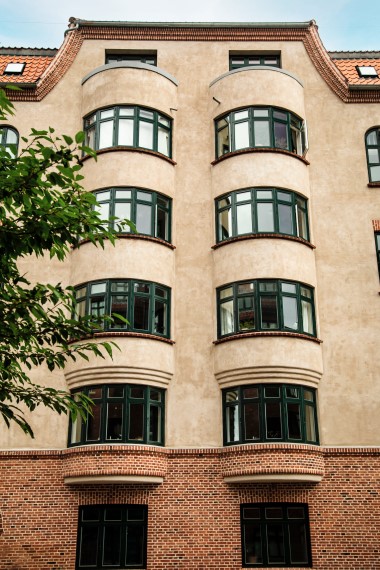 Outrup Vinduer & Døre, et moderne vindue, der matcher den oprindelige arkitektur