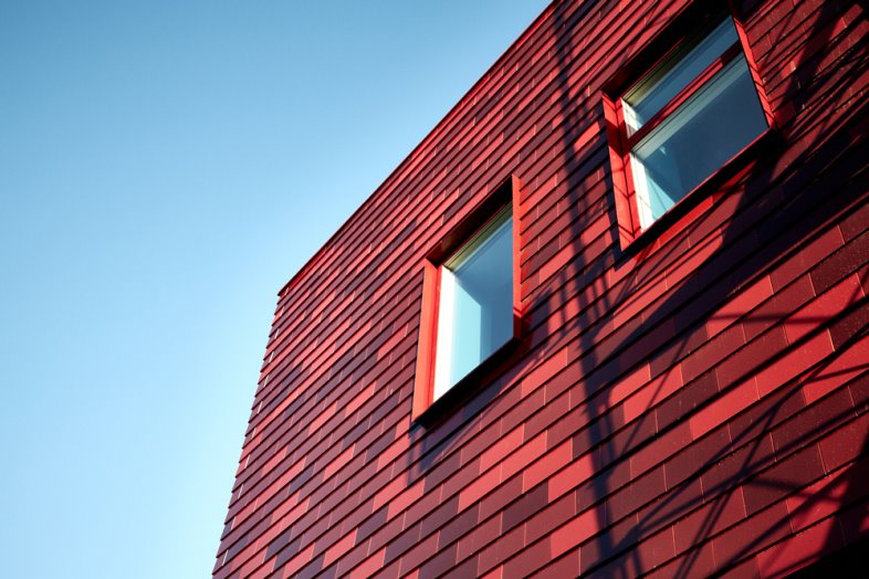 C2 Elements - Rustikotta Fjeldpanel, der er brugt til facaderne, er et genanvendeligt produkt, som er 100% UV- og frostbestandigt 