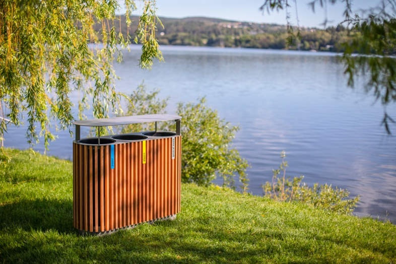 QUINBIN er en serie af elegante affaldskurve, som fås med og uden top i forskelllige former,