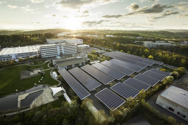 ABB’s Lüdenscheid fabrik i Tyskland producerer omkring 14% mere energi, end den forbruger.  Overskudsenergi overføres til el-nettet.