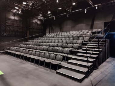 BJERRING har leveret podietribuner og stole til Teater Vestvoldens nye teatersale