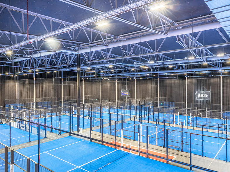 Tekstilkanaler fra ke fibertec sørger for godt indeklima i padelhal