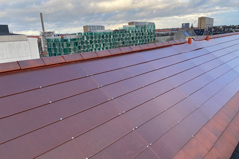 Bygningsintegrering af terrakotta solceller fra dansk solenergi