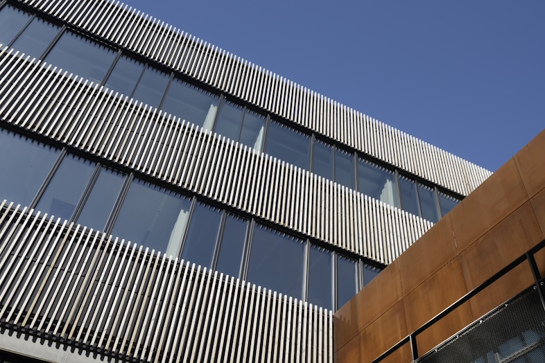 SDU Sund i Odense med Woodfac Click facadesystem