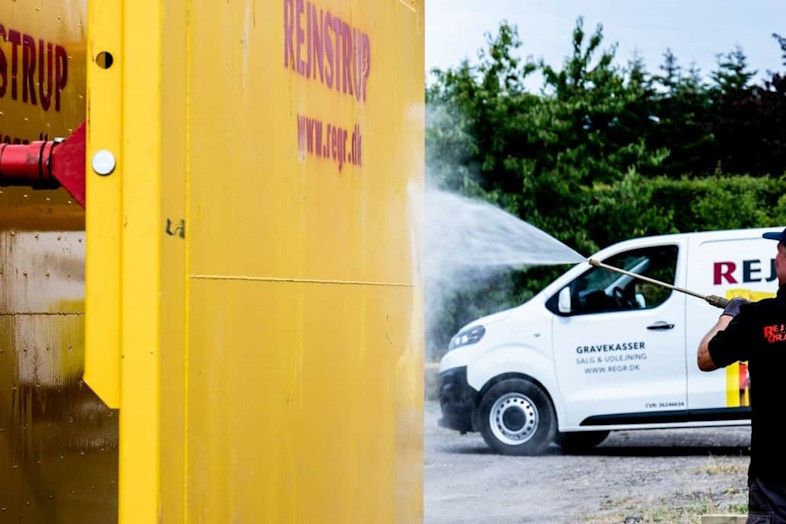 Vi tilbyder hurtig og pålidelig levering af gravekasser 