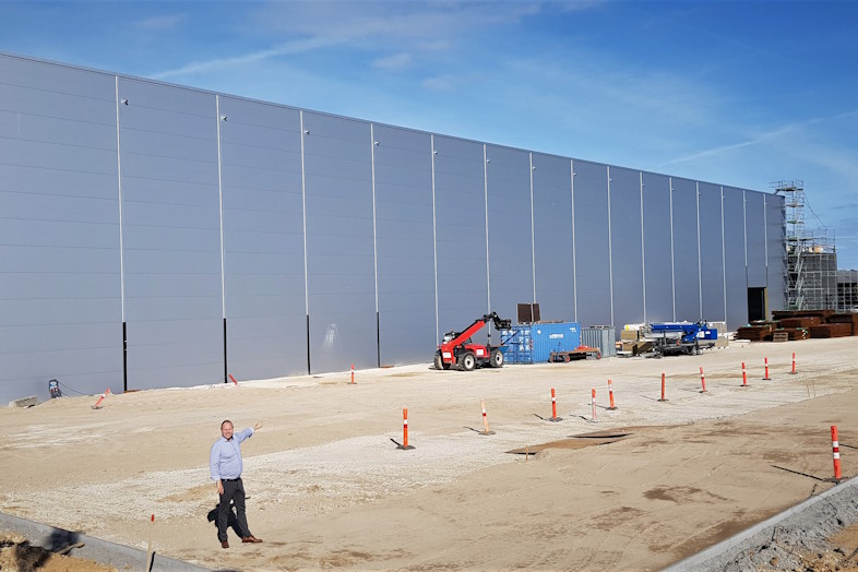 DAN-doors’ salgschef, Per Pedersen, foran logistikcentret ved Vejle, før branddøre og røgventilation var monteret.