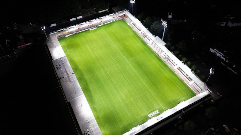 Energieffektivt projektørsystem på fodboldstadion 