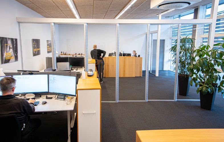 Åbent kontorlandskab akustikreguleres med innovativ glasvæg