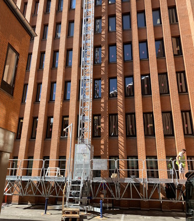 Arbejdsplatforme er hurtige at opstille, nemme at arbejde fra og bidrager til et sikkert godt arbejdsmiljø