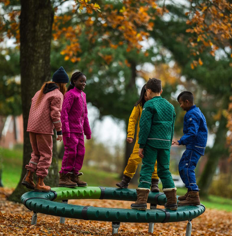 Fremover kan vi skabe farverige legepladser med op til 95 % genanvendt forbrugeraffald i HDPE-paneler, Hercules-reb og TexMade™-stolper. 