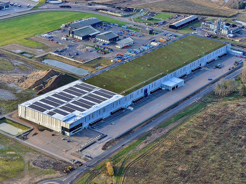 Et 23.688 m² stort sedumtag pryder nu DSVs nyeste logistikhal i Ringsted