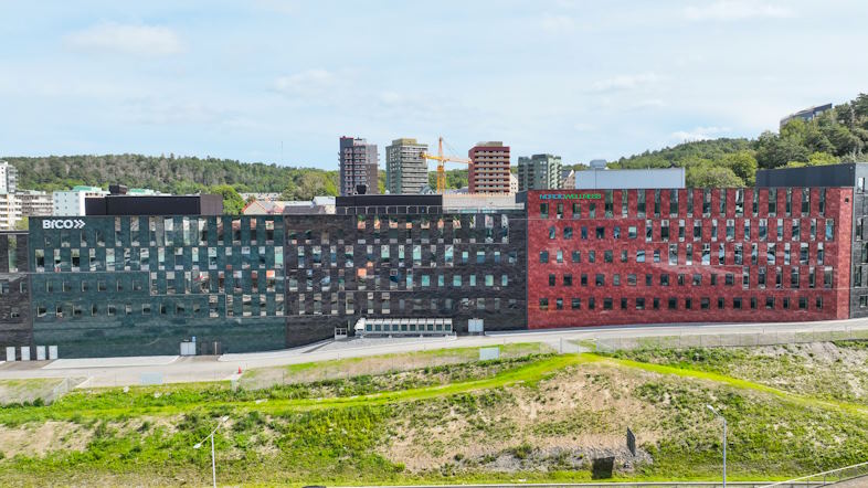 Cosentino har udviklet plader med tre nye farver med inspiration i lokale granitter